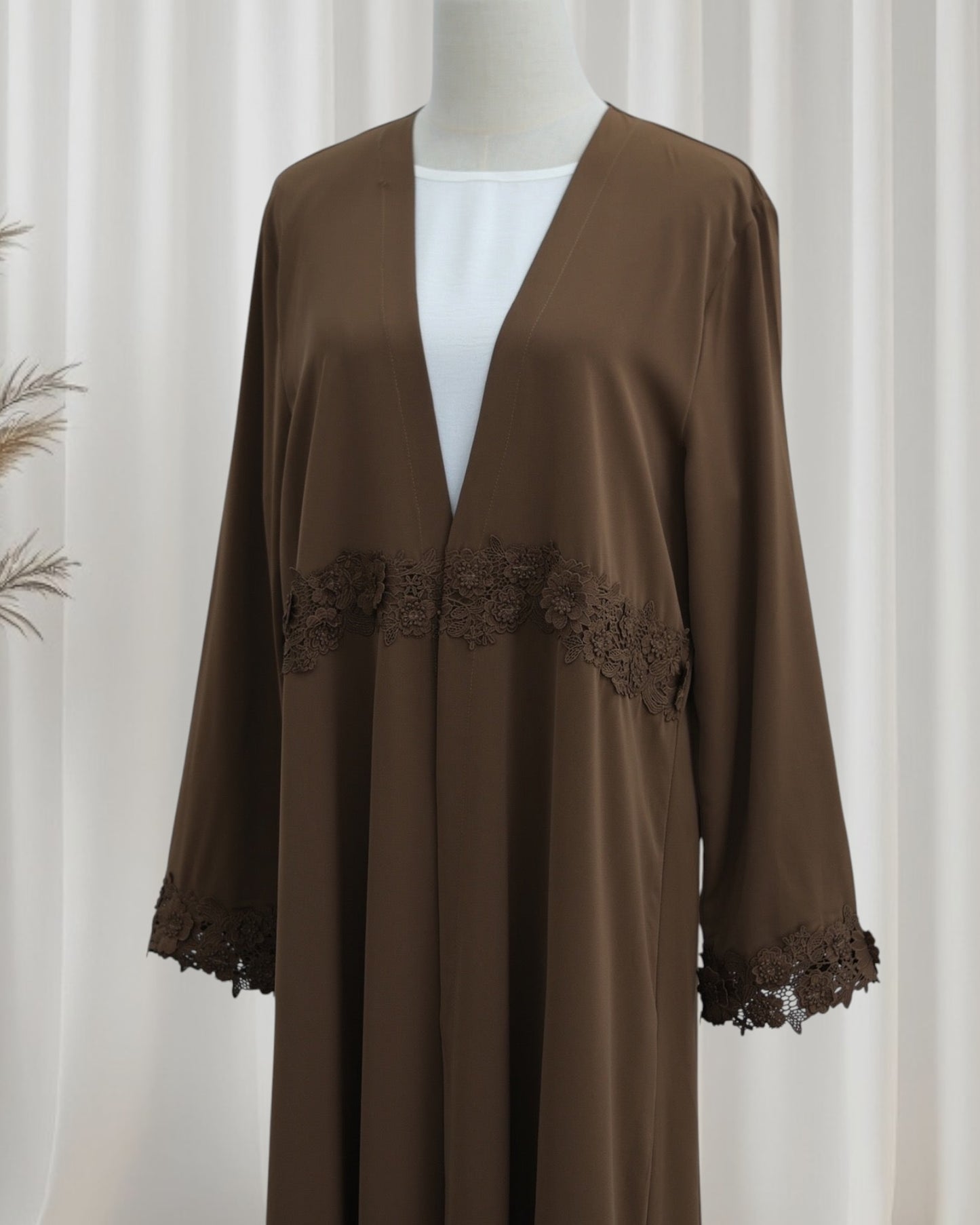 The Élise Lace-Trimmed Abaya Set (IA185)